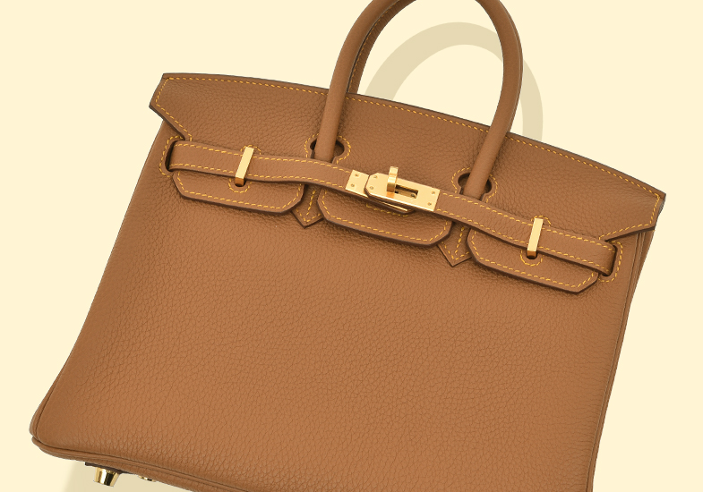 ポップなイエローステッチが遊び心をくすぐる、定番ゴールドの