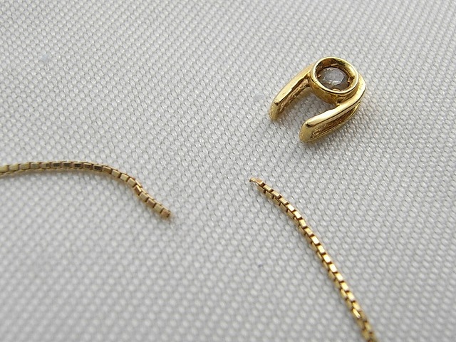 072-k18ベネチアンチェーンが切れた、合わせてトップを綺麗に！｜修理