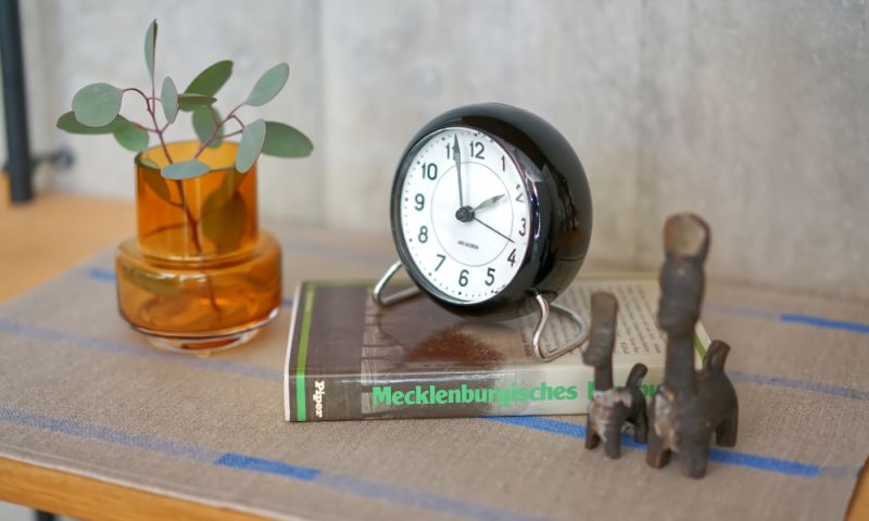 アルネ ヤコブセン テーブルクロック アラーム / ステーション - 時計