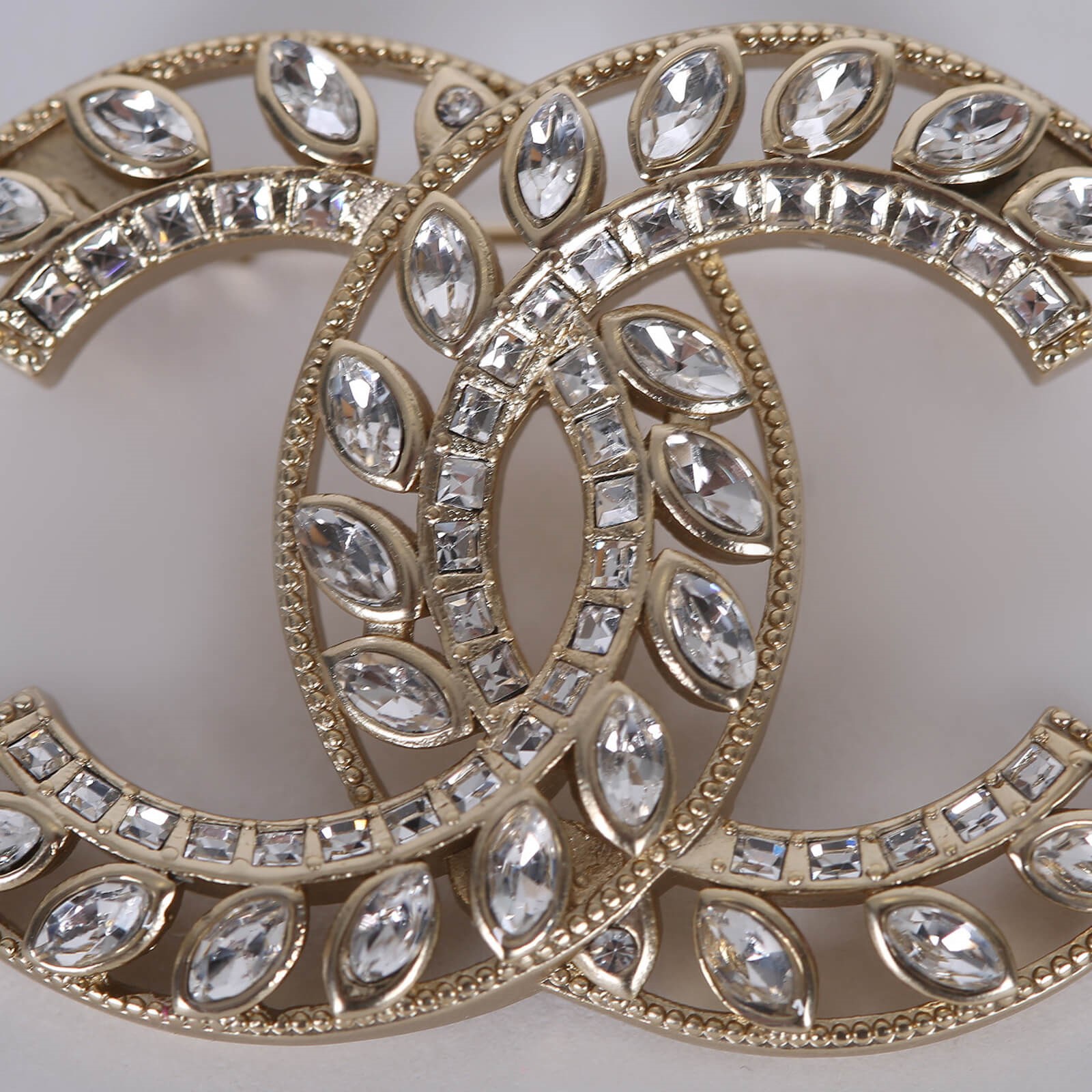 Chanel - CC Crystal Brooch Gold | www.luxurybags.eu