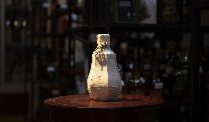 響35年・十三代今右衛門作 色絵薄墨草花文洋酒瓶の買取はお任せ下さい。