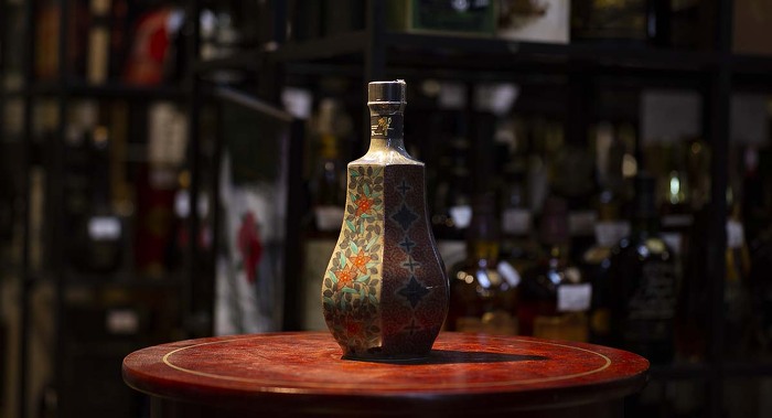 響35年・十三代今右衛門作 色絵薄墨草花文洋酒瓶の買取はお任せ下さい。