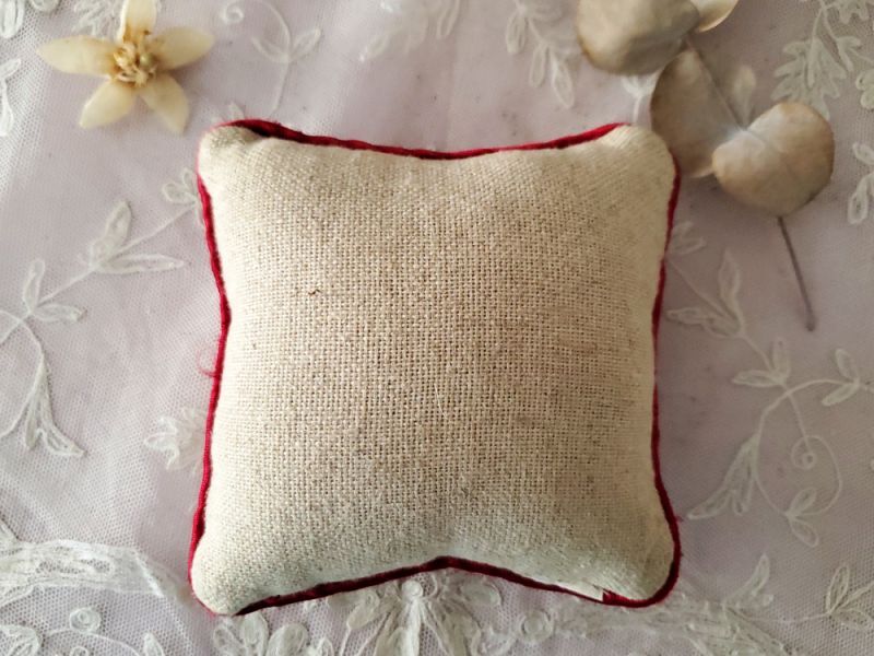 フランスヴィンテージ 赤糸刺繍のピンクッション エパングルつき