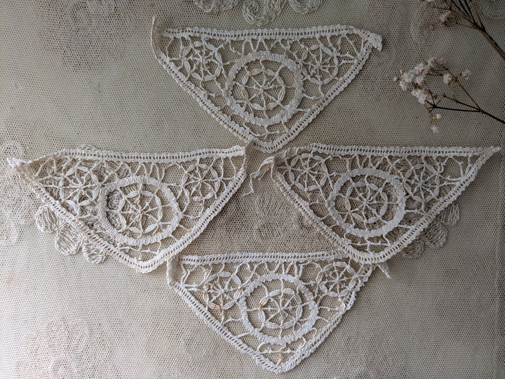 フランスアンティーク レースモチーフ 三角形 4枚セット