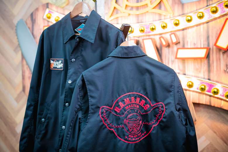 ハンバーグ師匠とコラボ！大人気コーチジャケットの第2弾が登場