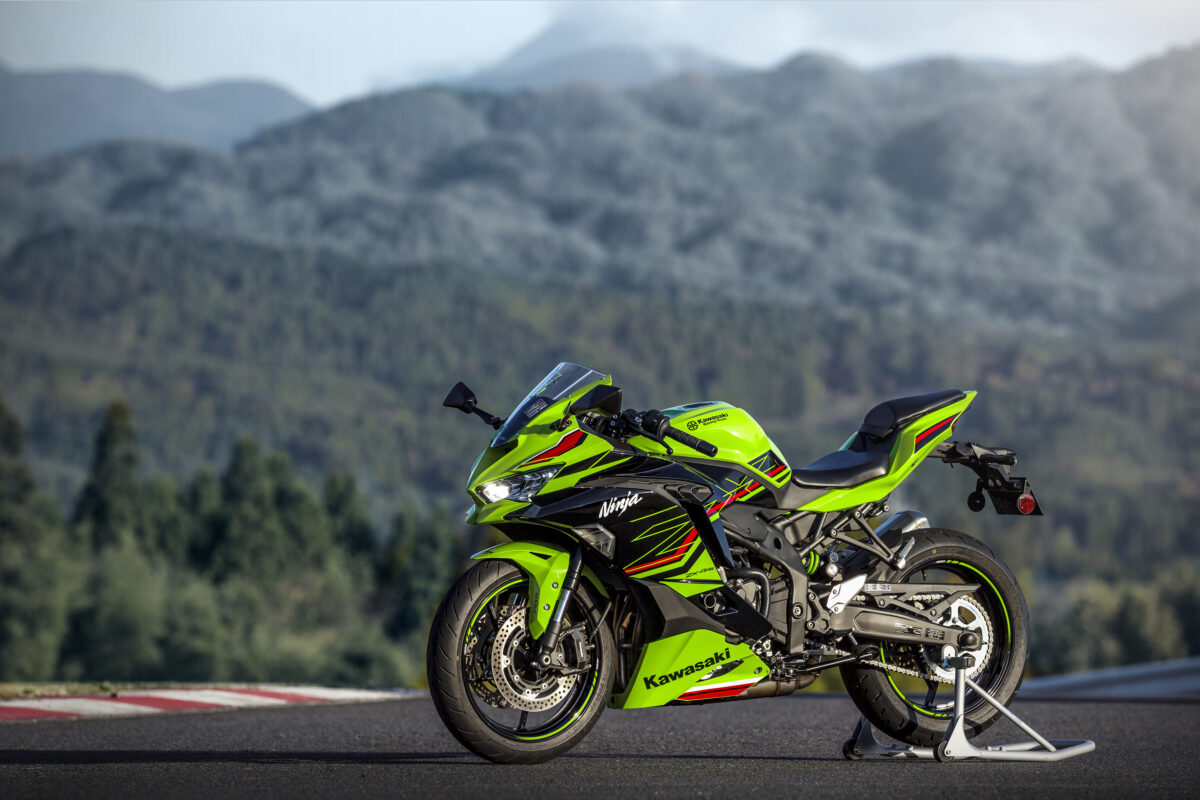 スーパースポーツの最高級 カワサキNinja ZX-4R SE/4RR KRT EDITIONを