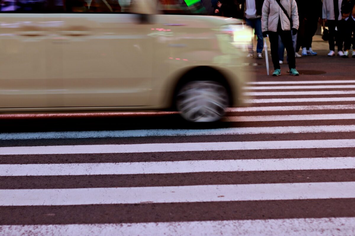 横断歩道の上に止まってるクルマが邪魔！違反にならないの