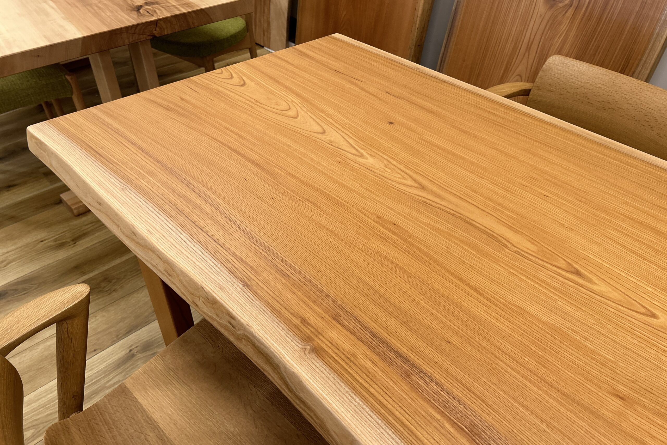 欅（ケヤキ）一枚板テーブル（国産/兼用脚付） – 木匠舘マイドゥ｜飛騨