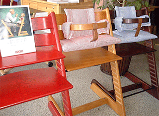 トリップトラップチェアの店内展示撮影画像。格安でお届けします