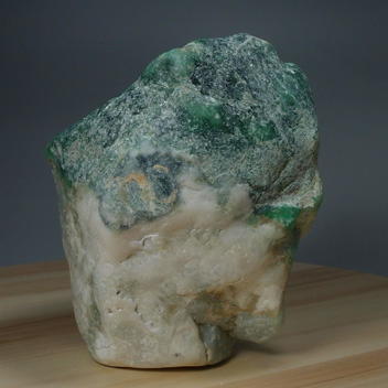 糸魚川産翡翠の解説 - 水晶天然石専門店ムーンマッドネス MoonMadness