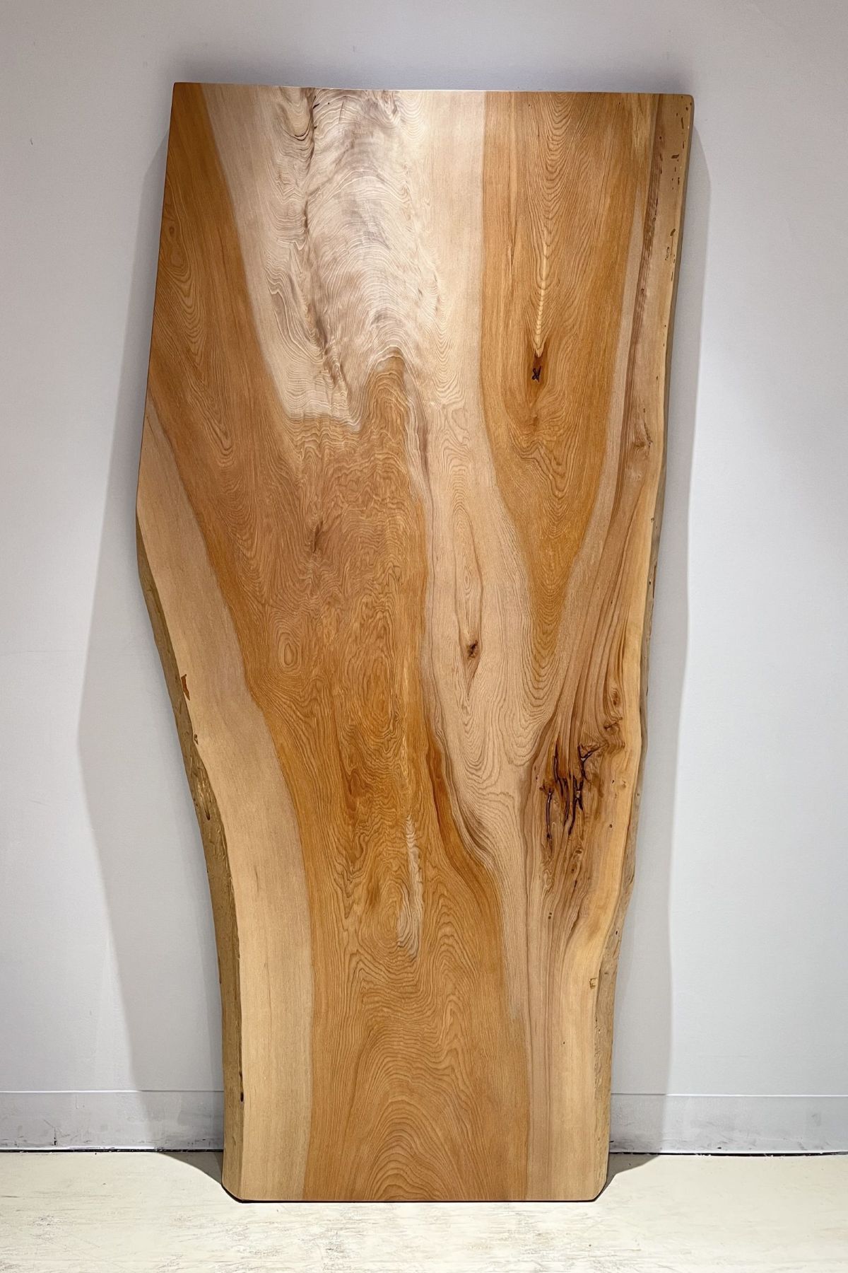 天然木 東京 新宿 東五軒町展示 朱里桜（しゅりざくら）材 一枚板