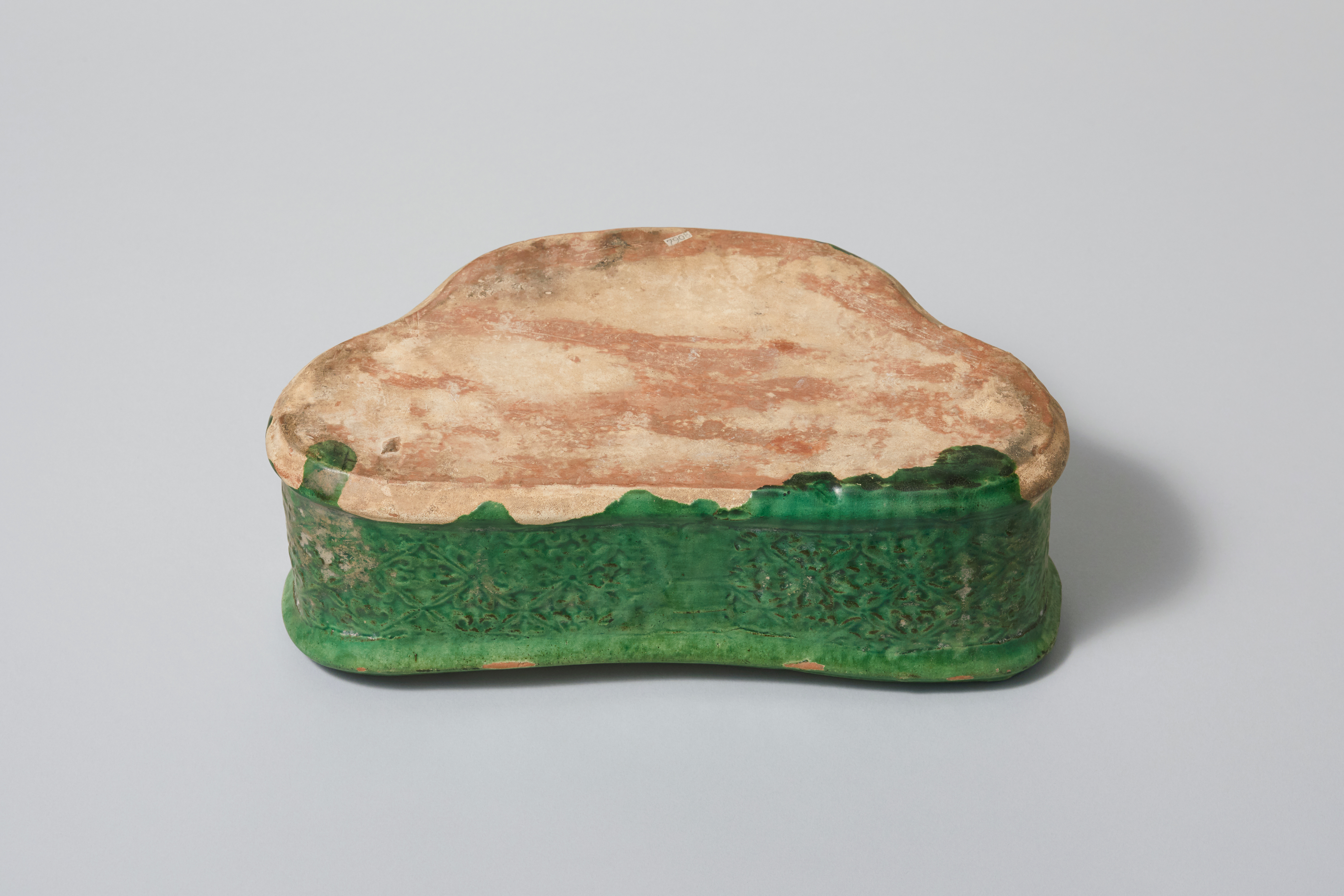 三彩劃花花卉文枕