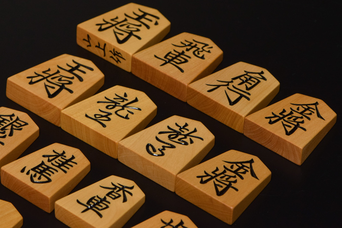 将棋駒 シャム黄楊上彫 山上作 | 前川榧碁盤店