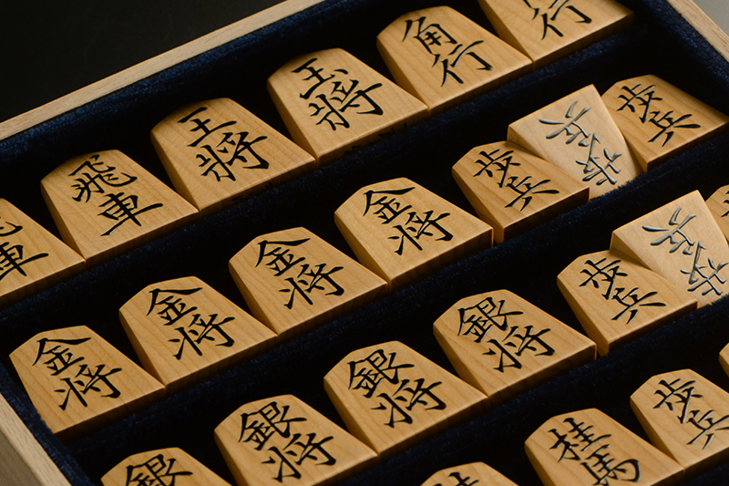 盛上将棋駒 本榧柾目 菱湖 一聖作 | 前川榧碁盤店
