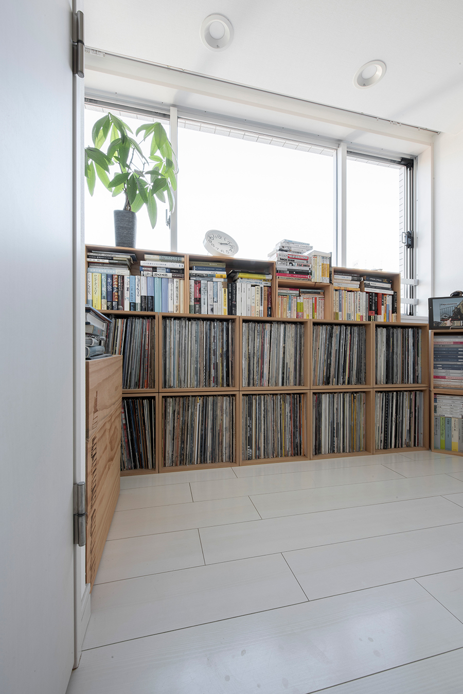窓下にレコードを収納する棚を設置 | マルゲリータお客様の使用例