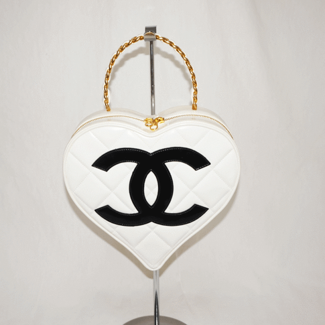 宅配買取！！CHANELハートバニティバッグ！！エナメル白黒お売り頂き