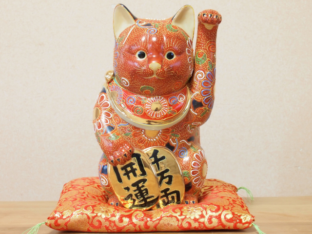 九谷焼陶幸マルヨネ】 10号招小判き猫 盛 幅18×奥18×高30.5cm 布団別