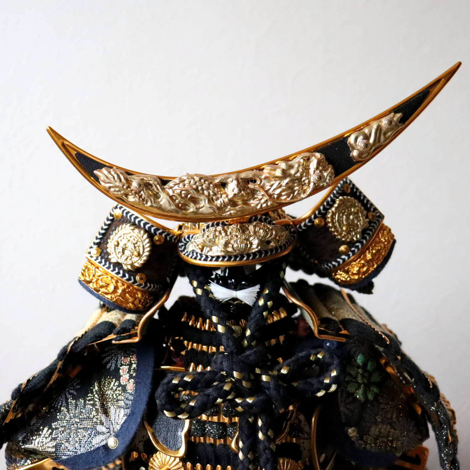 5号 伊達政宗 雲竜前立 沢瀉大鎧 屏風本仕立紺和紙に金松 13号本藤巻