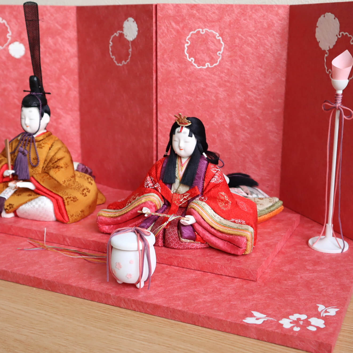 最新作伝統的工芸品 柿沼東光作 伝産・吉祥雛 黄櫨染 雪輪牡丹 盛上