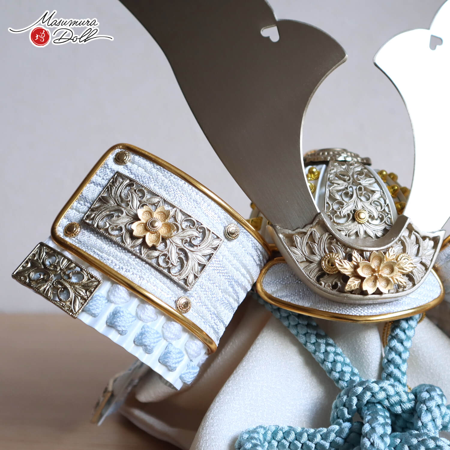 8号 唐草桜金物 淡空色兜 白小札兜 済美箔屏風 国産桐箱収納飾り