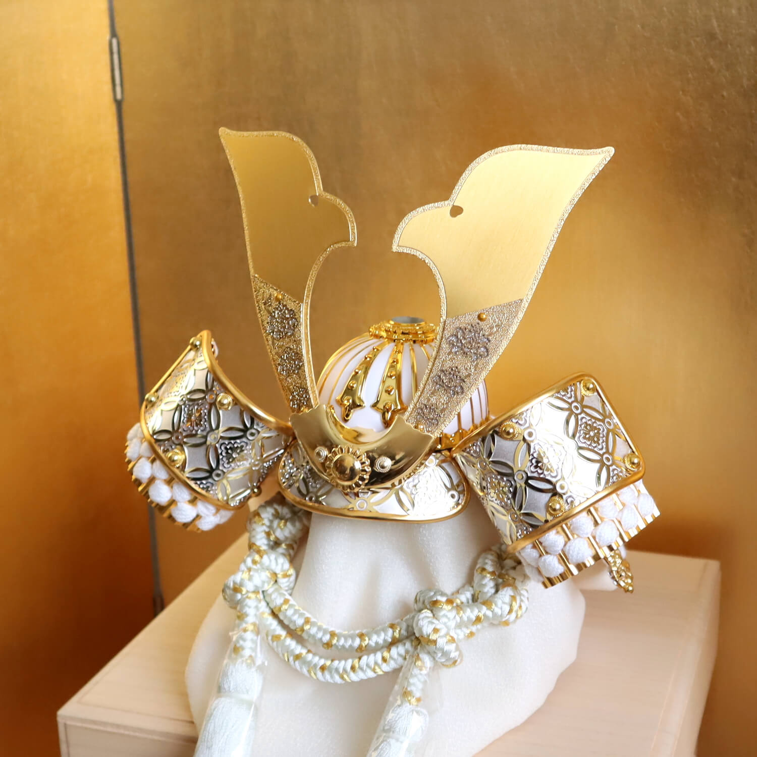 五月人形 ケース飾り 兜 【選べる2種類】彫金七宝兜 ゴールド&シルバー