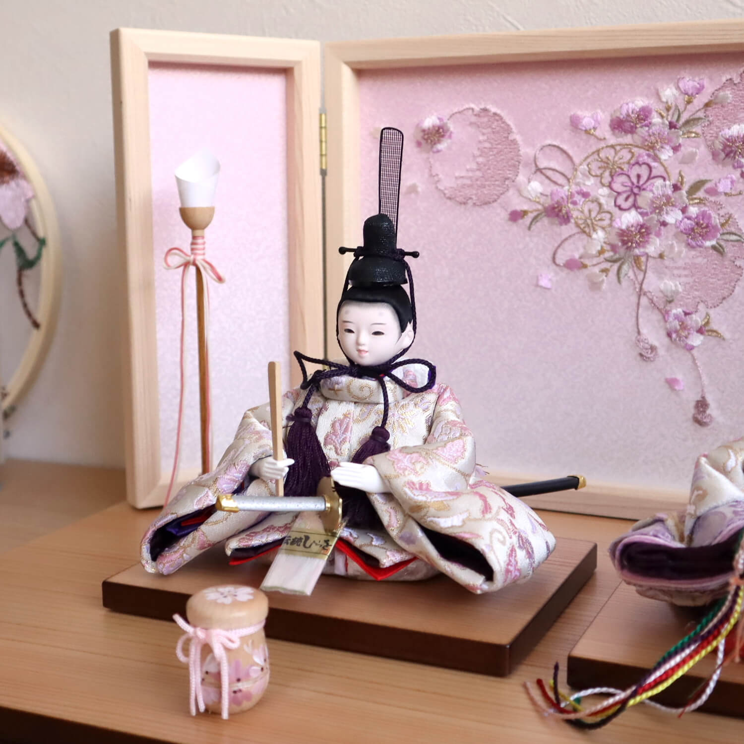 華峰作 柳親王 正絹西陣織 唐花クリーム ヒノキ枠屏風 本刺繍「ピンク