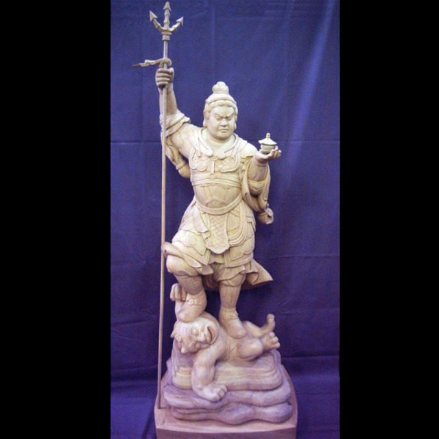 毘沙門天の木彫り仏像で、楠を彫刻して作り上げた仏像です。