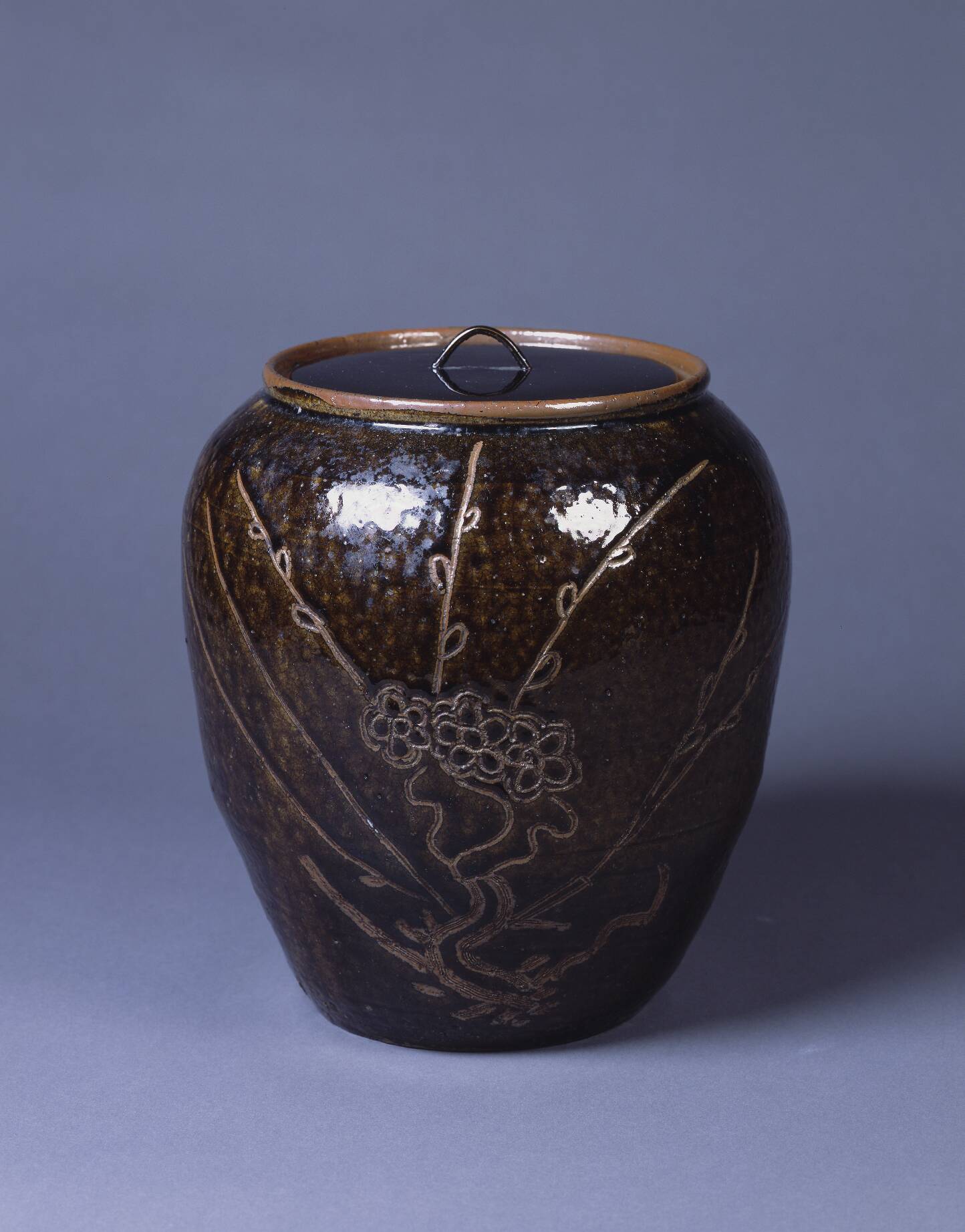 灰釉釘彫松梅文壺 – 兵庫陶芸美術館 収蔵品データベース
