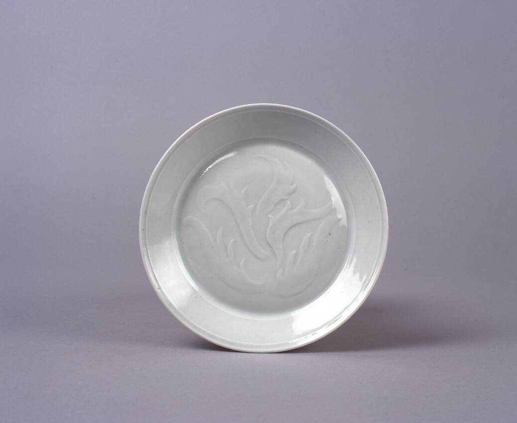 白磁陽刻皿 – 兵庫陶芸美術館 収蔵品データベース