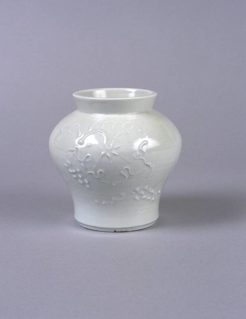 白磁イッチン葡萄模様壺 – 兵庫陶芸美術館 収蔵品データベース