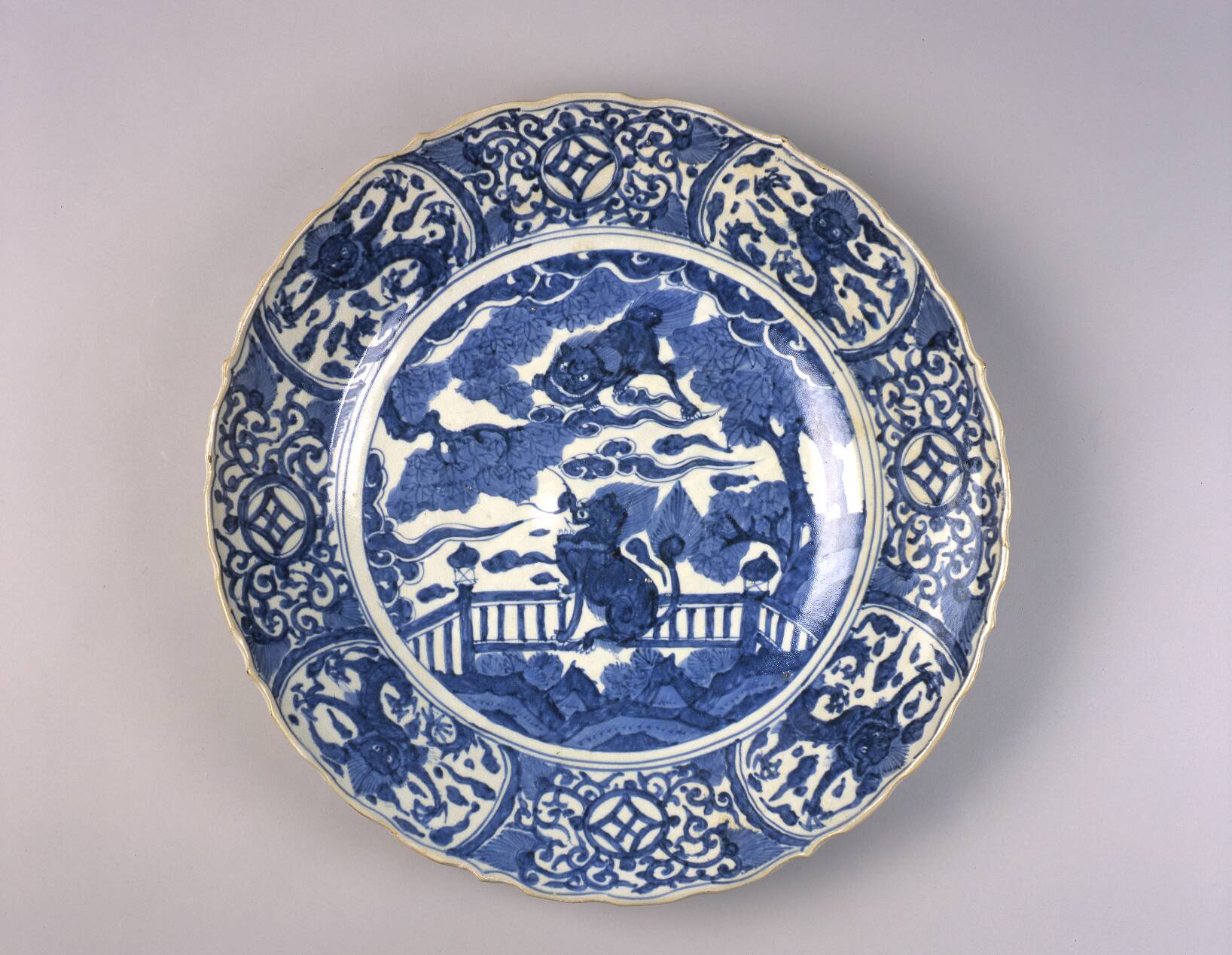 染付龍獅子図大皿 – 兵庫陶芸美術館 収蔵品データベース