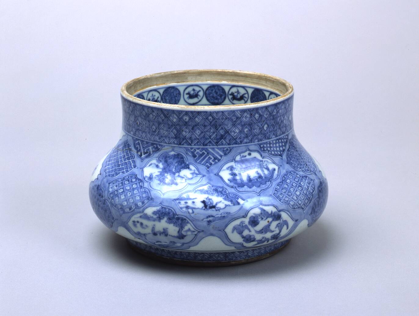 染付祥瑞写花卉文砂金袋形水指 – 兵庫陶芸美術館 収蔵品データベース