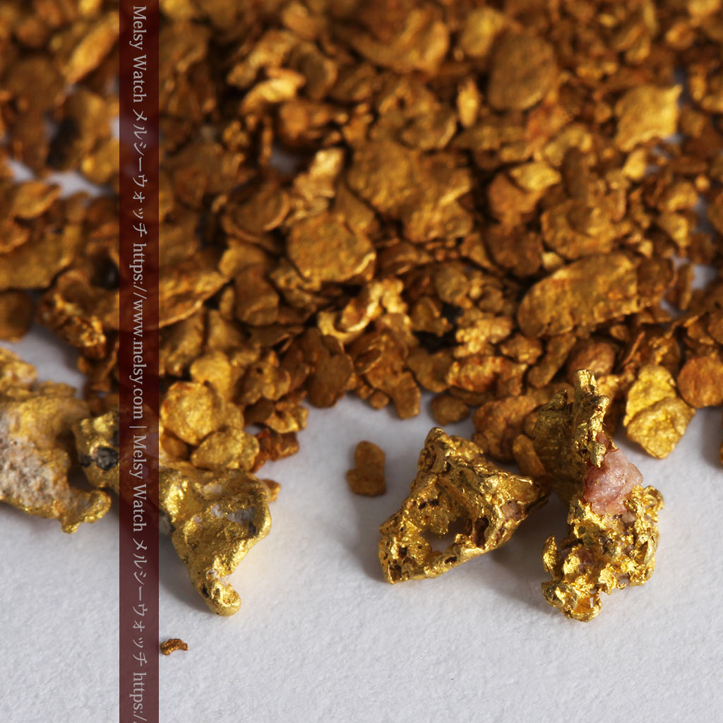 3.11gの小さな砂金・薄片金とやや粒の大きな自然金4点（販売済み