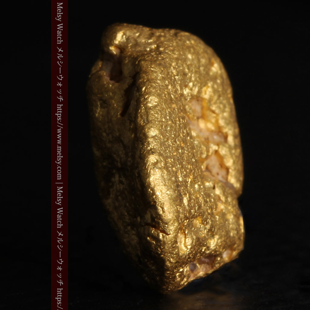 3.14gの少しいびつな豆のような形の自然金