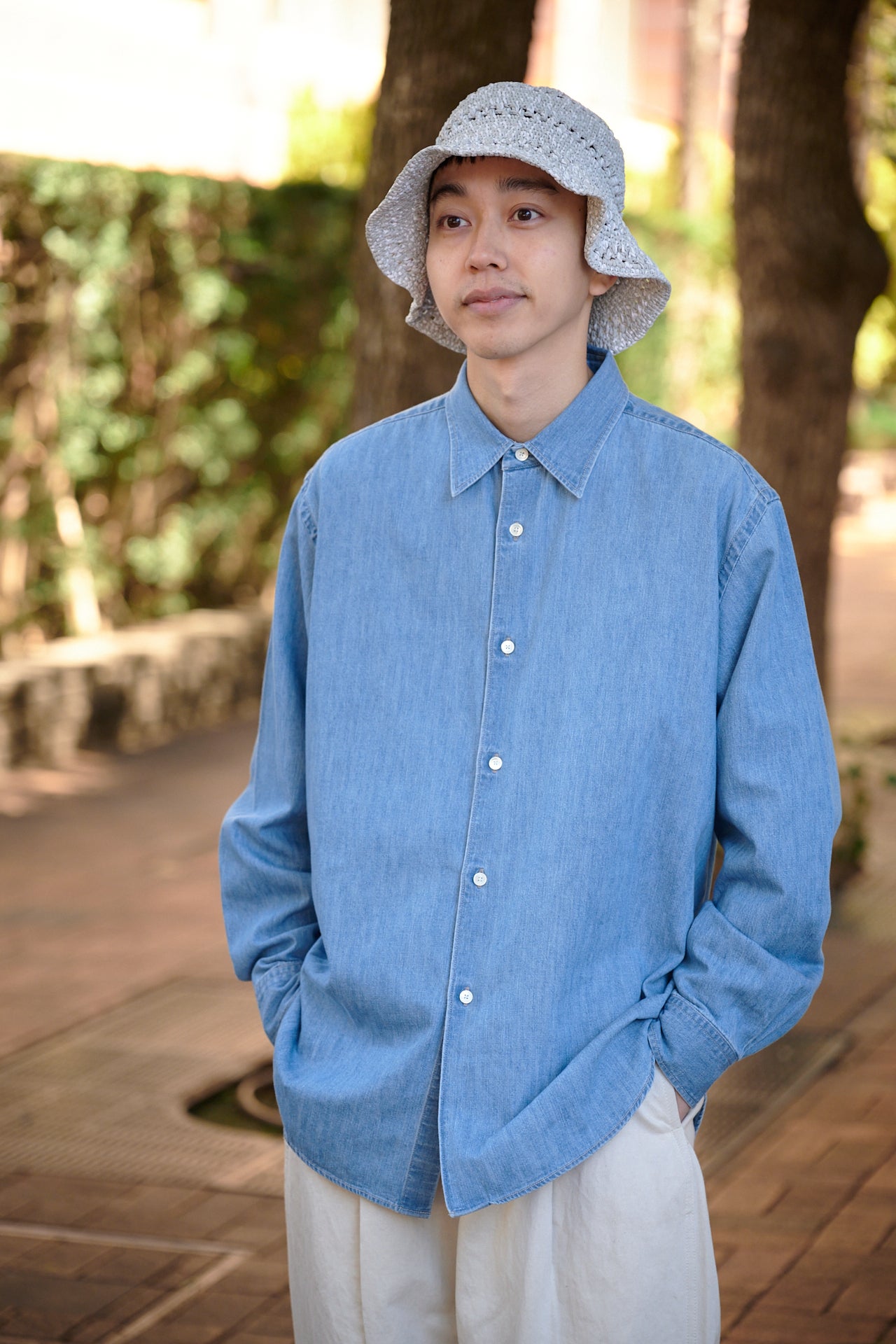 オーラリー」の特別なデニムシャツで作る大人な爽やかさが決め手。好