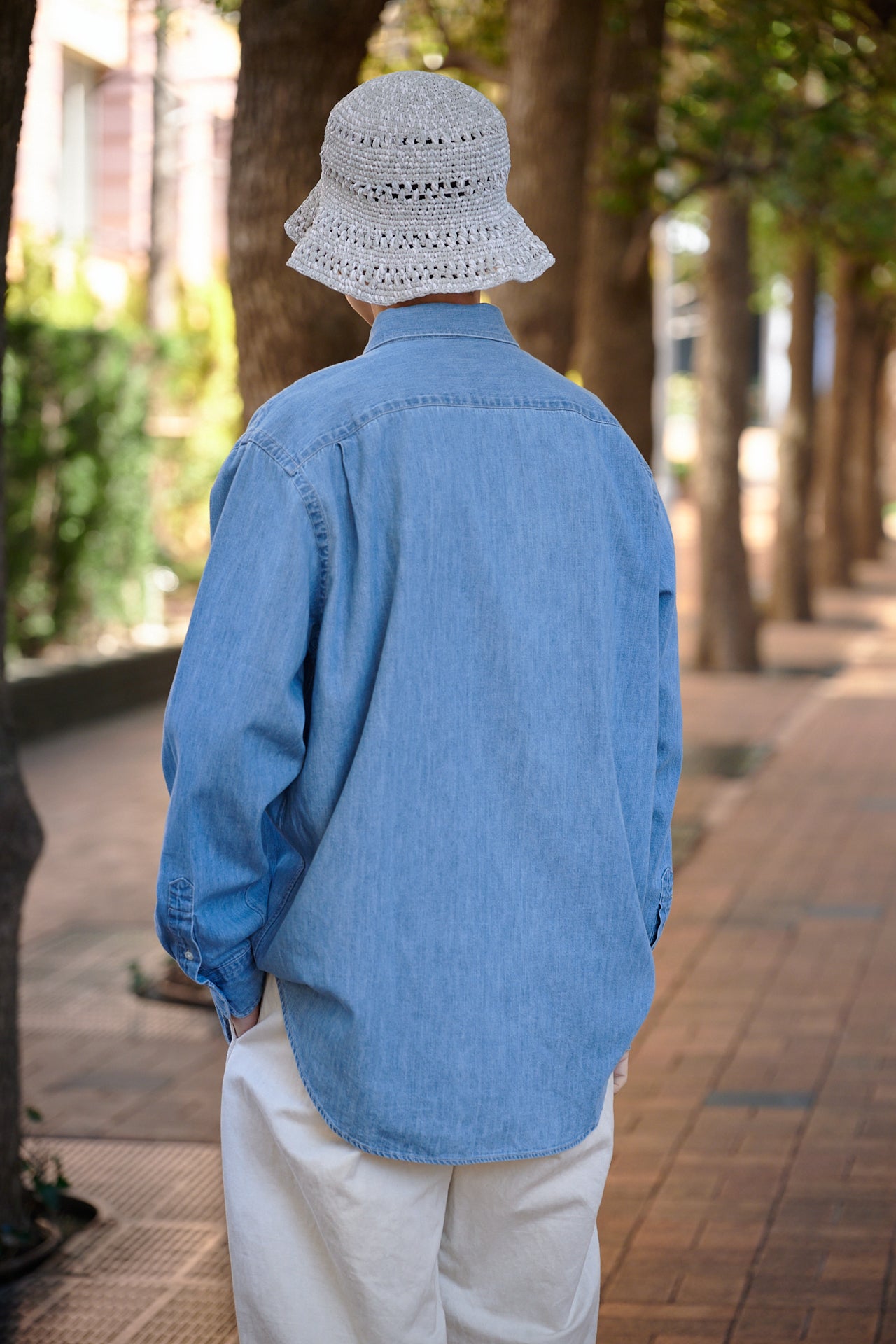 オーラリー」の特別なデニムシャツで作る大人な爽やかさが決め手。好