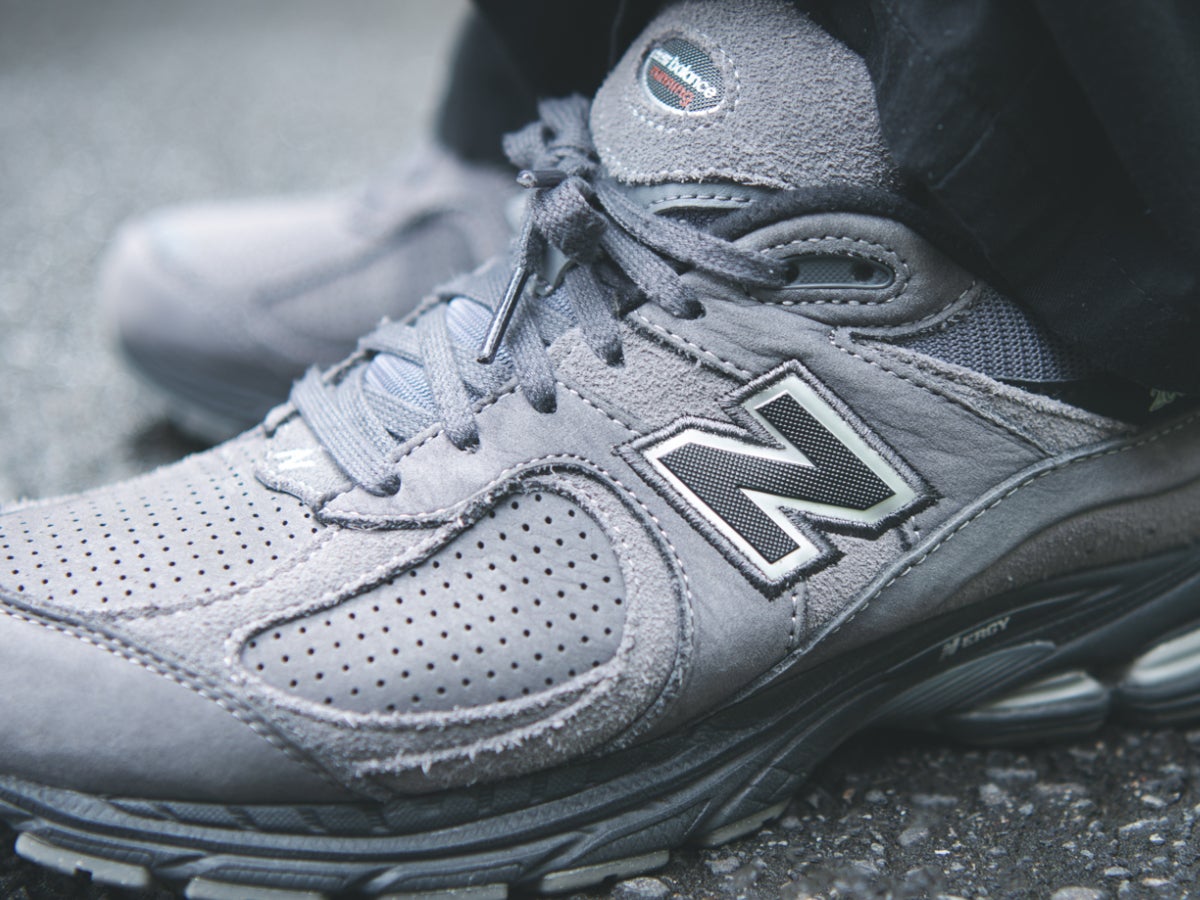 ニューバランスの「2002R」はゴツすぎない“グレー”をチョイス