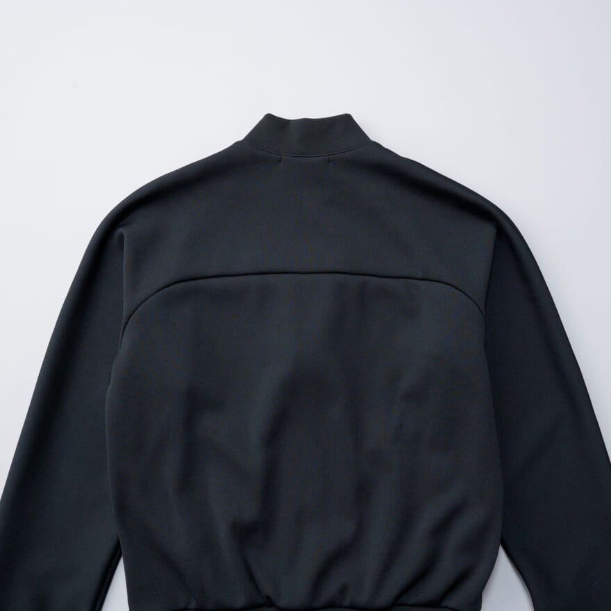コム デ ギャルソン」の定番名品、ブラックのトラックジャケットを制服