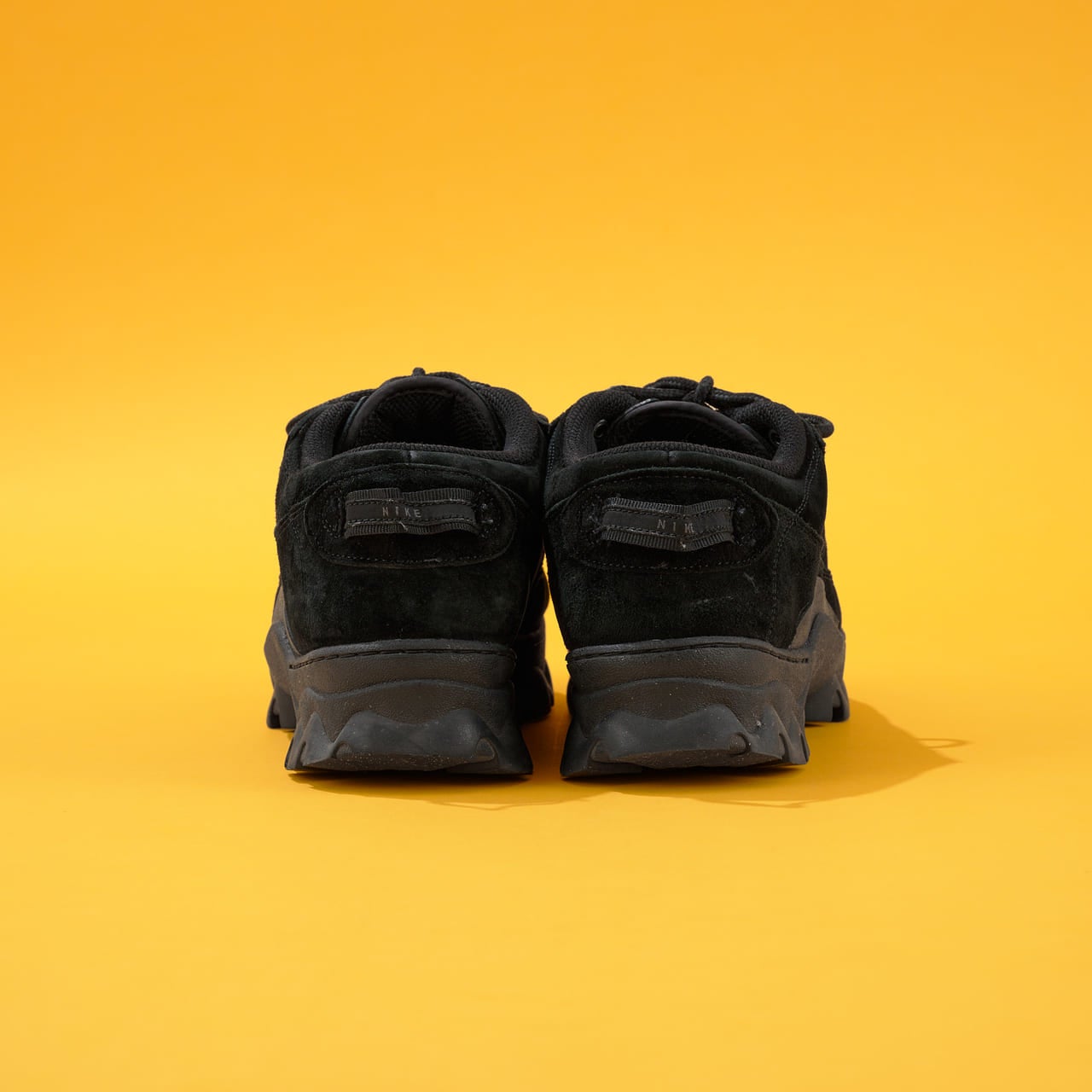 あまりに珍しくてすぐ買った「ナイキ」の黒スニーカー。革靴のようでも