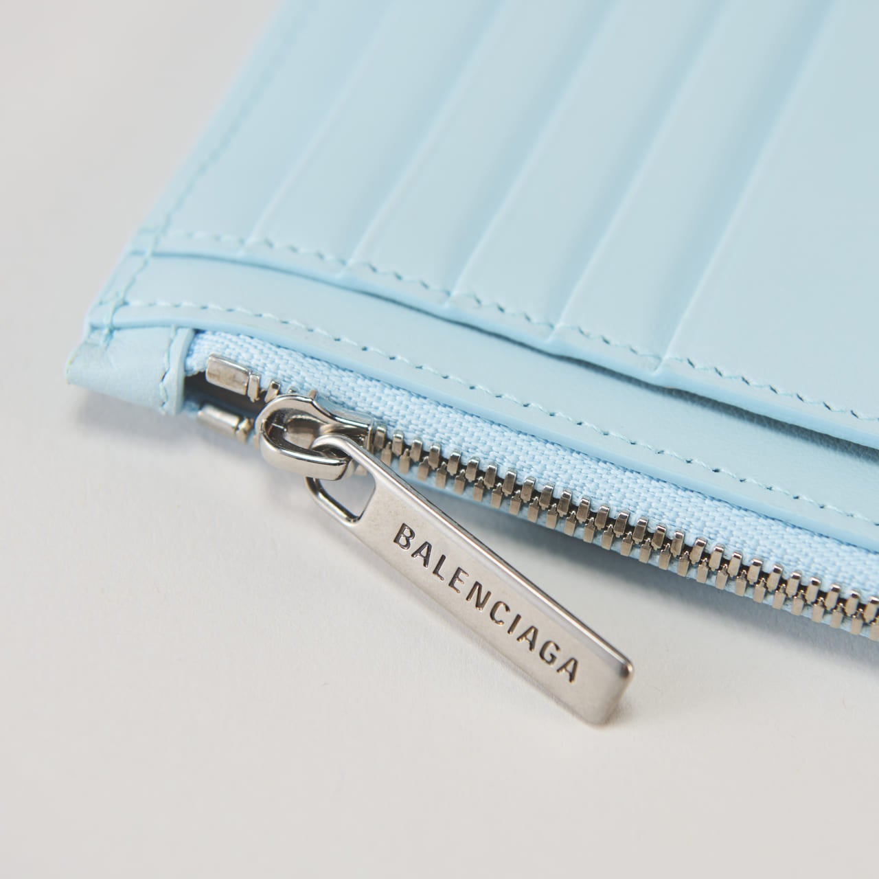 12月1日は開運日！】「バレンシアガ」の日本限定色の財布が気になる