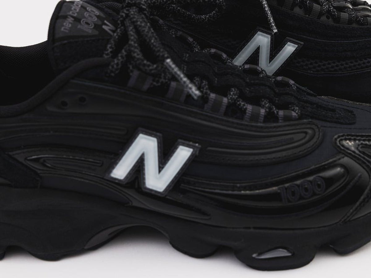 ただの黒じゃない「ニューバランス」。名品スニーカー“1000”が