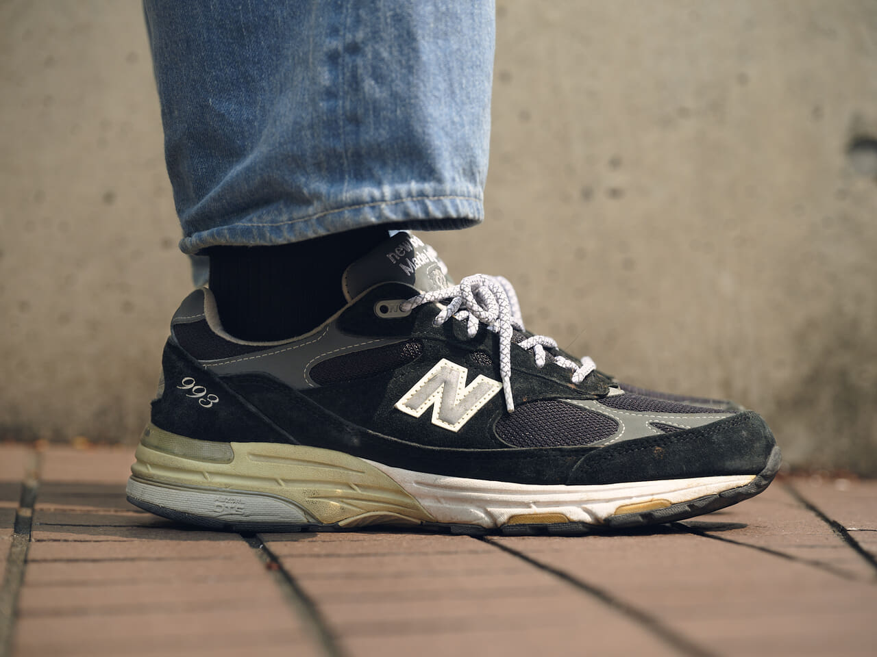 愛用中の黒い「ニューバランス 993」は大人っぽくもカジュアルもどんな