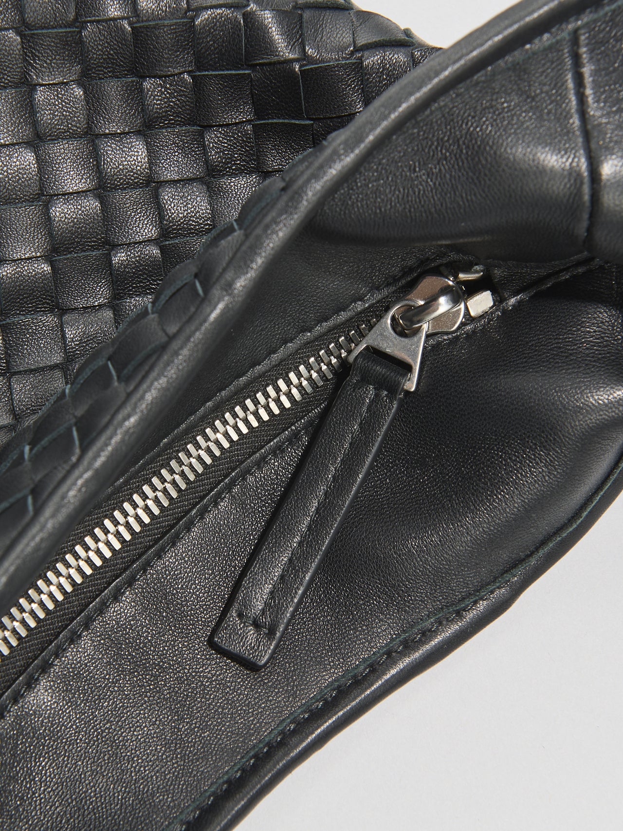 ボッテガ・ヴェネタ」で10月に買うべき新作“黒バッグ”はレザーの美しさ