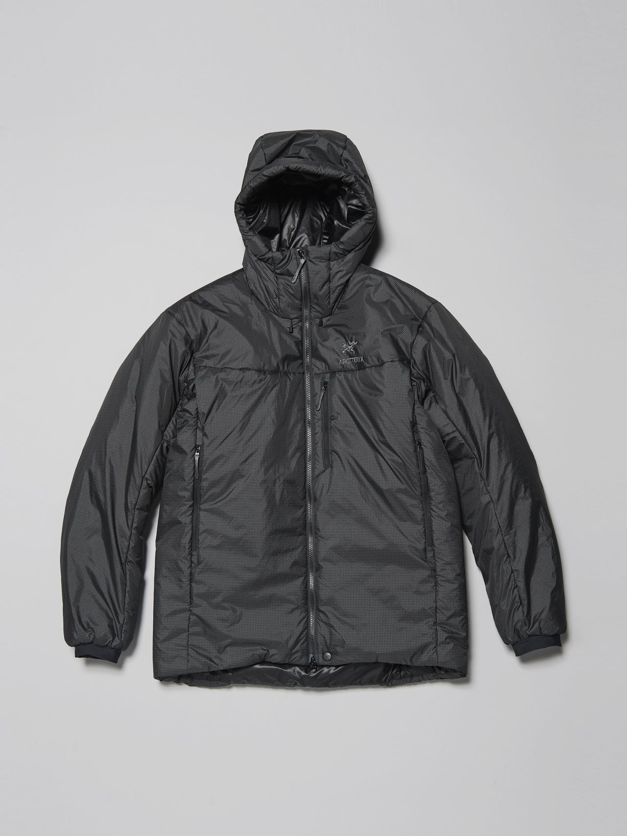 ダウンじゃない”のに最強暖かい「アークテリクス」の大人ブラックな高