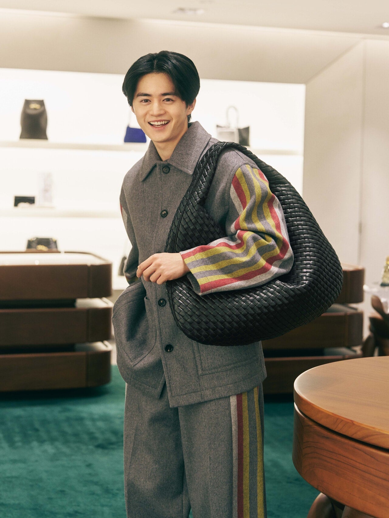今年最後のご褒美はボッテガ・ヴェネタで。鈴鹿央士が味わう、ホリデー