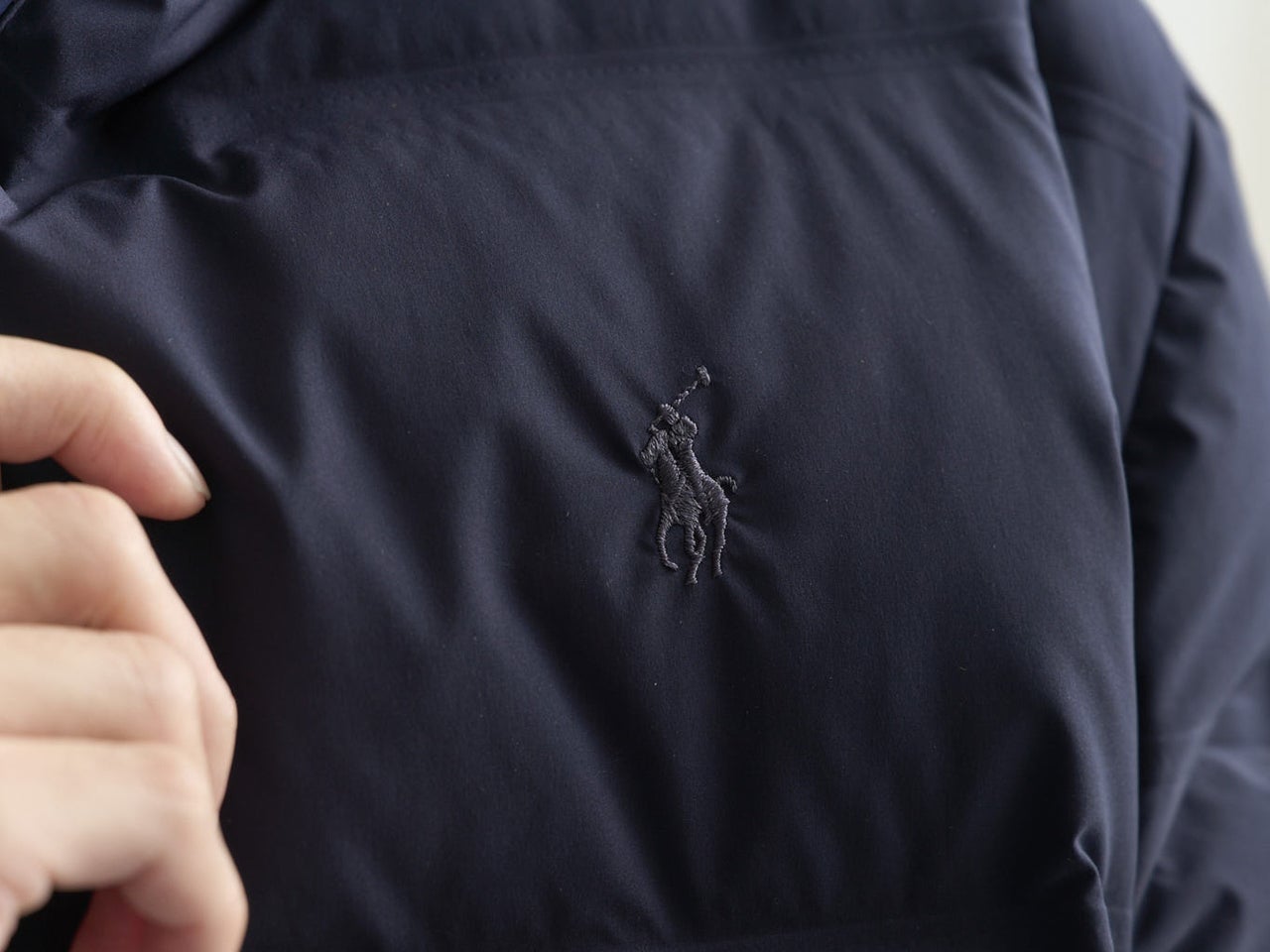 ポロ ラルフ ローレン」のダークネイビーの新作を大人っぽく着る！【服