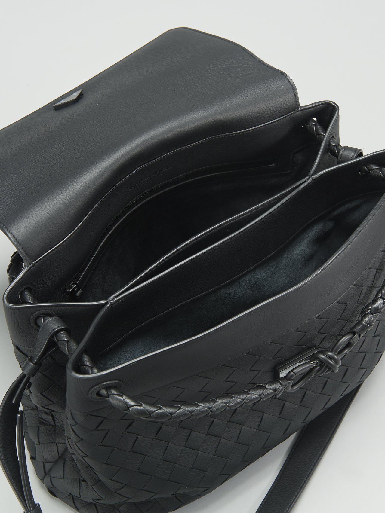 ボッテガ・ヴェネタ」で春に向けて買うべき新作“黒レザーバッグ
