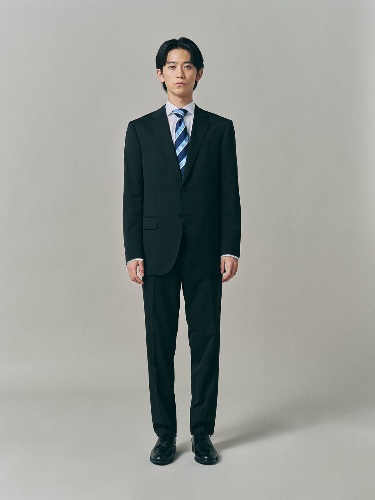 黒スーツ」の正解着こなし。「グリーンレーベル リラクシング」の機能