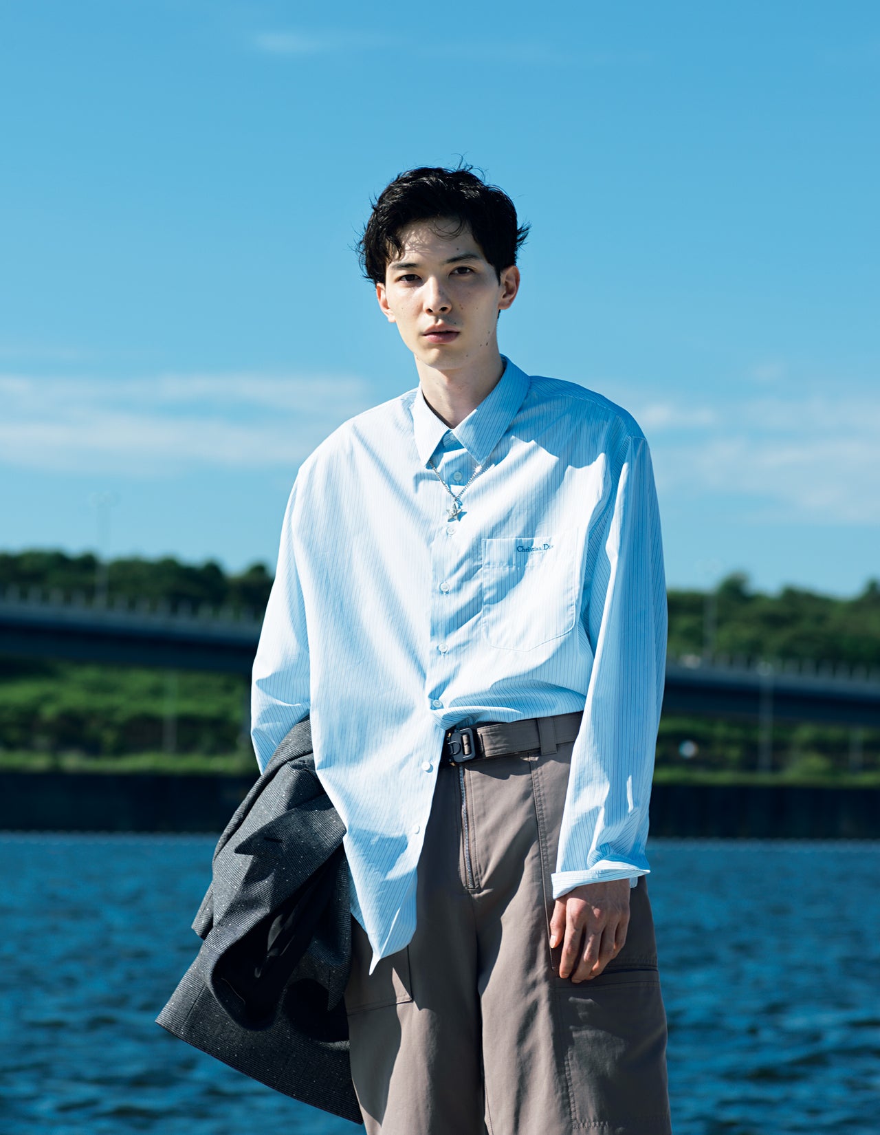 ディオールの名作】ベーシックなブルーストライプシャツは、格上げ必至