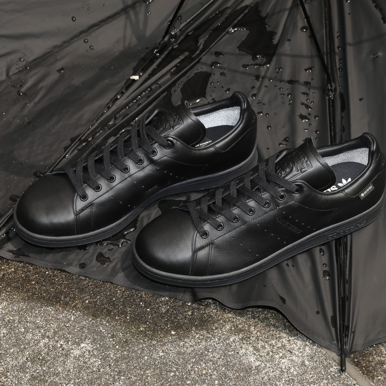 ゴアテックス搭載、オールブラックのアディダス「スタンスミス」…梅雨